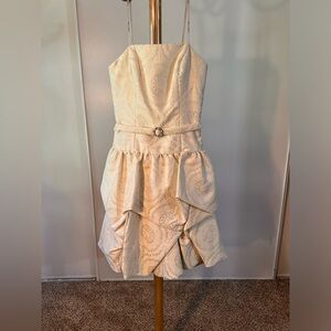 Strapless Gorgeous dress with comfortable textured material. NEW w/o Tag.